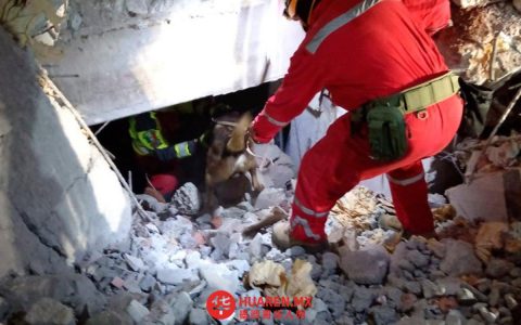 戈麦斯帕拉西奥一小型飞机投下爆炸装置