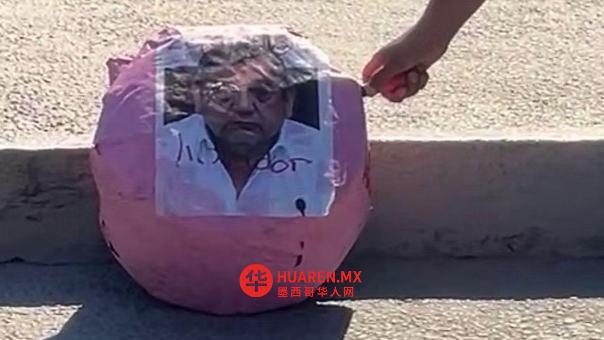 格雷罗州“8M”抗议活动中，妇女焚烧费利克斯·萨尔加多·马塞多尼奥雕像