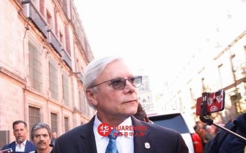 “孩子们别跟州长打架，”海梅·博尼利亚走出法庭后说。