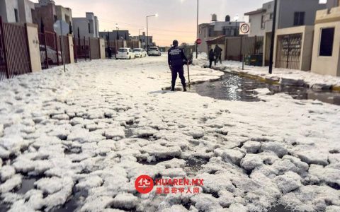暴风雨致墨西哥帕丘卡地区道路积雪封路