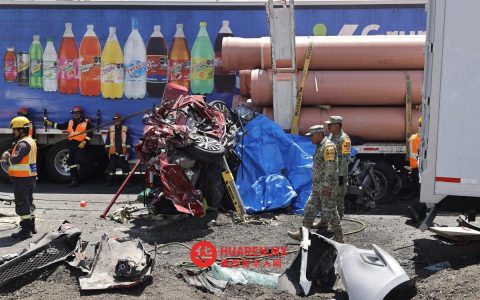 克雷塔罗州发生连环车祸，拖车撞上12车致2死14伤