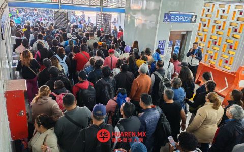 地铁2号线三站关闭致RTP客流激增，乘客排长队