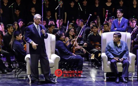 向“阿兹特克管弦乐团”（Orquestas Azteca）捐赠超6.71亿美元