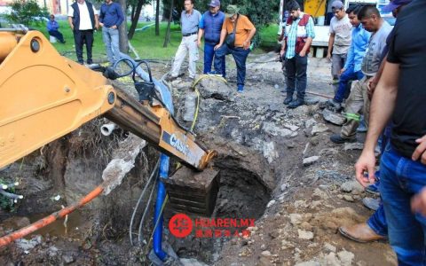在特拉尔潘（Tlalpan）因管道破裂，数千升水流失