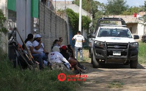 在特拉霍穆尔科（Tlajomulco），武装人员恐吓寻找失踪亲人的母亲们