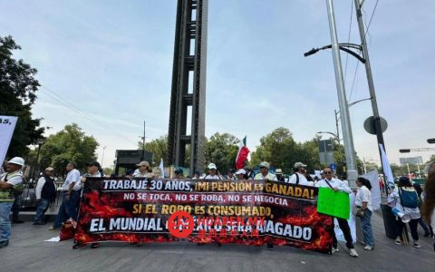 墨西哥石油公司（Pemex）、国家电力公司（CFE）及Banobras退休员工齐聚改革大道，抗议“黄金养老金”设限