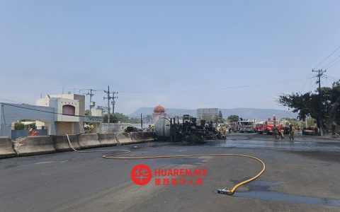 科利马-曼萨尼略路段卡车翻覆起火 1死1伤