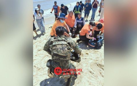 一名游客在下加利福尼亚州圣菲利普市马尔莱孔海滩遇险，被海军救生员成功救起。