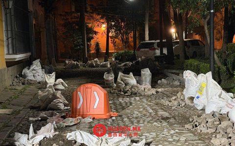 阿尔瓦罗·奥布雷贡市政府铺石改造街道，奇马利斯塔克居民出行受阻
