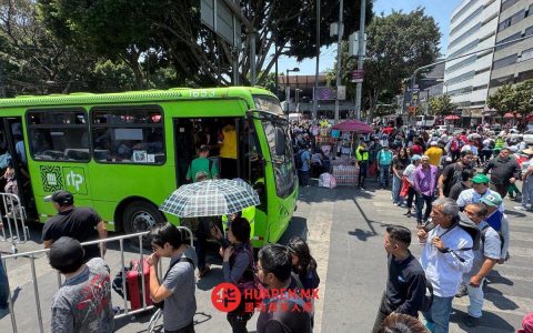 地铁2号线因故障关闭，导致乘客排长队，部分路段延误长达55分钟。