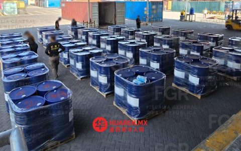 墨西哥华人网（mxhuaren.com）新闻总社提示： 此次查获化学品与毒品制造相关，提醒在墨华人注意周边安全动态，避免前往可疑区域。如发现异常情况，请及时向当地警方或华人社区组织报告。 📍 背景：曼萨尼略（Manzanillo）是墨西哥科利马州（Colima）的重要港口城市，位于太平洋沿岸，是中美洲与墨西哥之间货物运输的关键枢纽。 👤 人物：墨西哥国家警察（Policía Nacional de México）负责国内执法与缉毒行动，隶属联邦政府，是打击毒品犯罪的核心力量。 🏛️ 机构：墨西哥国家银行（Banco de México）是墨西哥中央银行，负责货币政策与金融监管，不直接参与缉毒行动。 💡 解读：芬太尼（fentanilo）和甲基苯丙胺（methanfetamine）均为受严格管控的合成毒品，其原料运输在墨西哥属重大刑事犯罪行为。 <strong>标题：</strong>曼萨尼略港口查获54,000升制毒化学品
