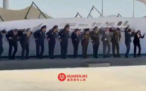在埃多梅克斯州圣卢西亚空军基地，舞台布景突然坍塌，砸中了德尔菲娜·戈麦斯（Delfina Gómez）及现场其他工作人员。