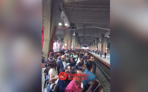 在AIFA郊区铁路突发故障，列车延误超一小时，多名乘客滞留车厢