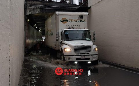 暴雨突袭伊斯塔帕拉帕，多条道路坍塌，车辆被积水围困