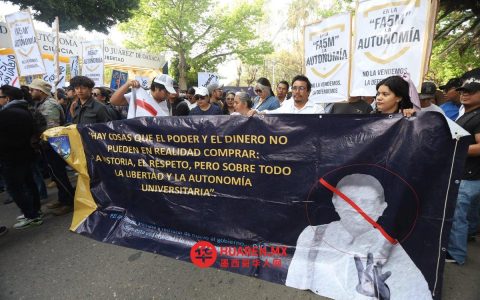 瓦哈卡民众游行抗议校长任命及权力滥用