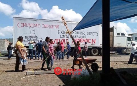 米却肯州民众焚烧车辆抗议原住民遭杀害事件
