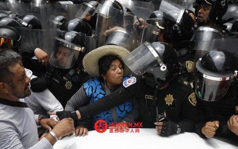 警方阻止全国教师工会（CNTE）成员进入墨西哥城索卡洛广场（Zócalo）。
