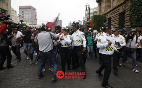 抗议者被告知，因FIFA Fan Fest活动，索卡洛（Zócalo）广场禁止进入。