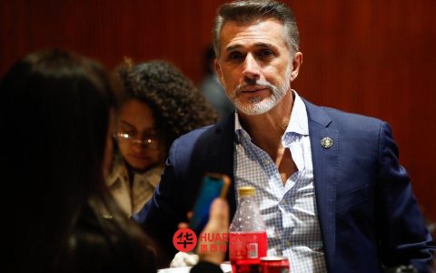 塞尔吉奥·马耶尔因参演真人秀遭舆论批评，宣布永久退出莫雷纳党
