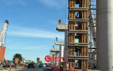 在新莱昂州阿波达卡市地铁6号线工地，一根钢梁坠落致一名工人遇难