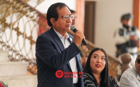 将一名破坏市政厅内“奉上帝之命”标语的嫌疑人依法处理