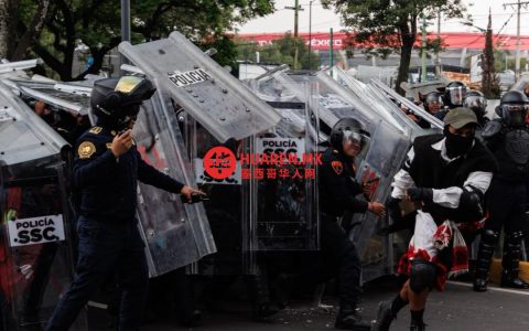 开幕式赛中黑帮与警方冲突